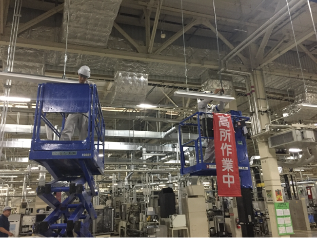 工場内高所作業車にて器具取付作業
